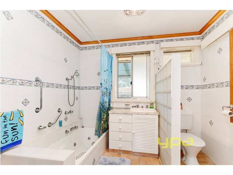 16 MOONEE BLVD, Glenroy VIC 3046