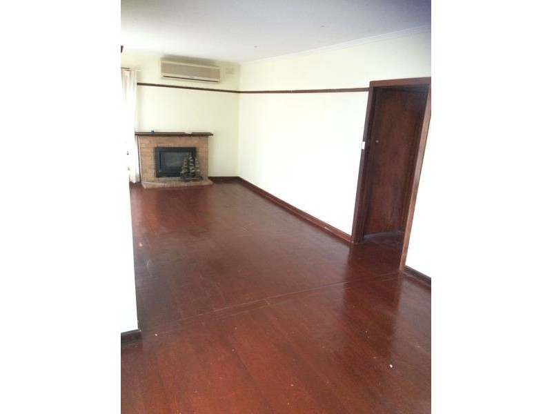 8 ROWAN STREET, Glenroy VIC 3046