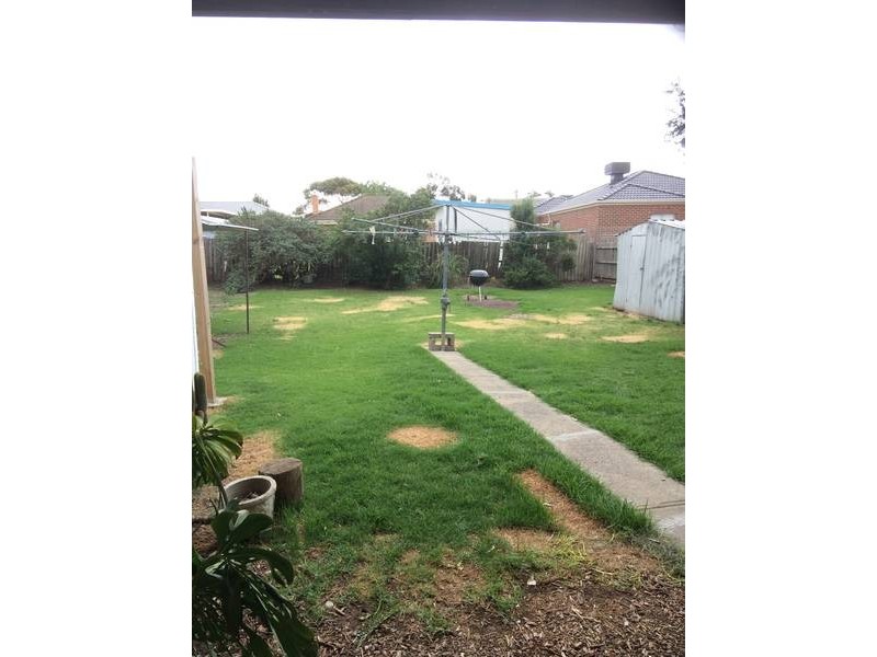 8 ROWAN STREET, Glenroy VIC 3046