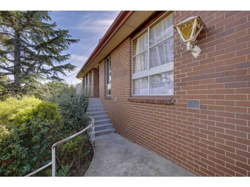 12 LEECH COURT, Jacana VIC 3047