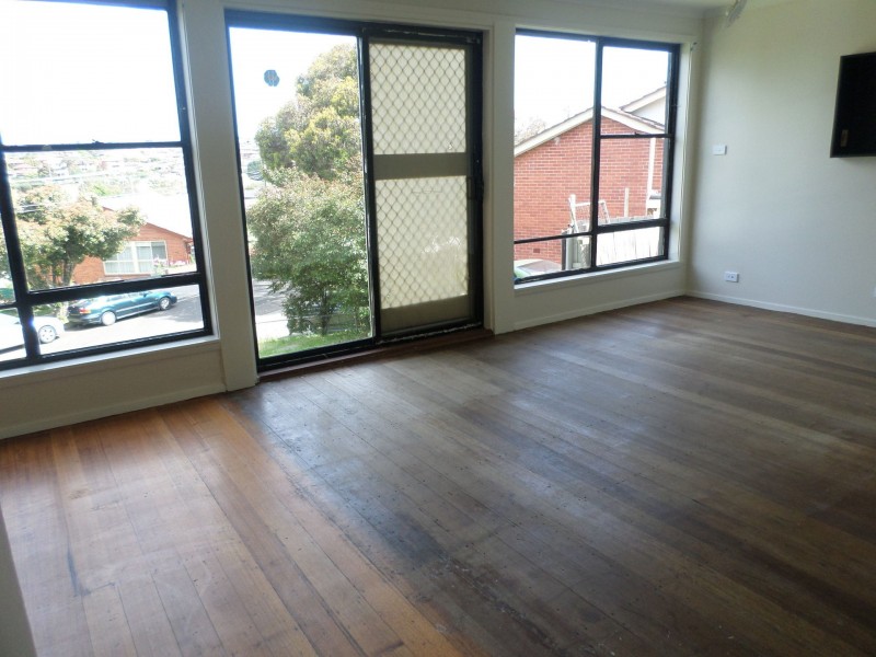 30 HENDRICKS CRESCENT, Jacana VIC 3047