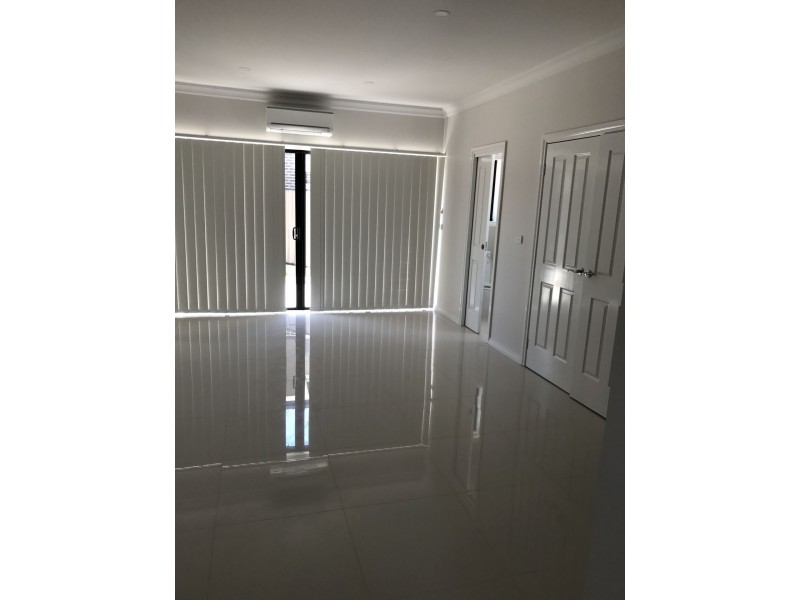 2/10 PARIS ROAD, Broadmeadows VIC 3047