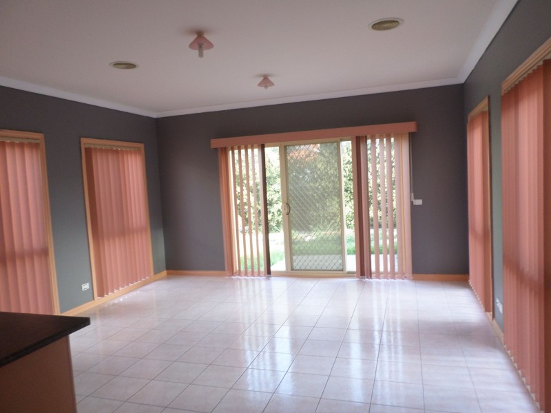 25 FLOWERDALE CRESCENT, Roxburgh Park VIC 3064