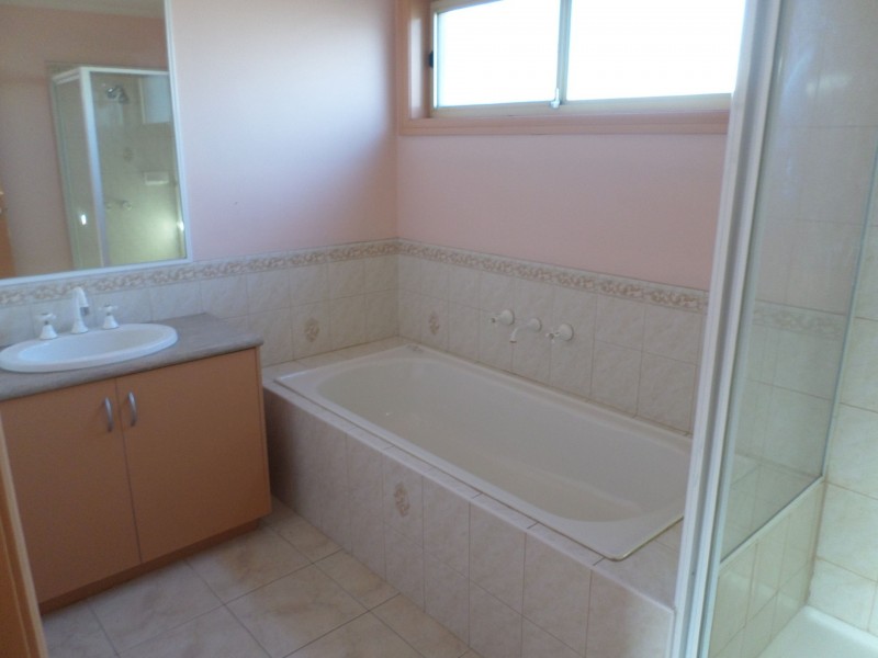 25 FLOWERDALE CRESCENT, Roxburgh Park VIC 3064