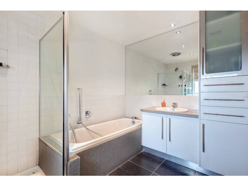 2/84 Hawker Street, Airport West VIC 3042