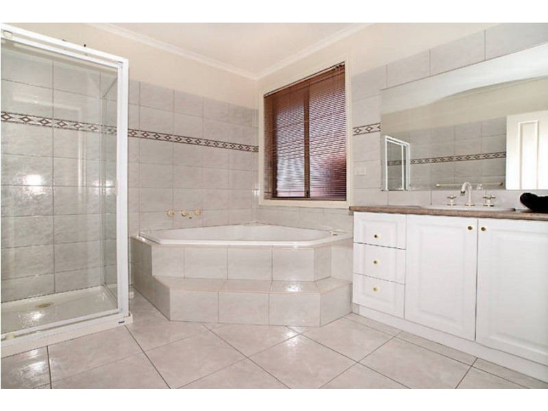 7 Yallop Crt, Keilor East VIC 3033