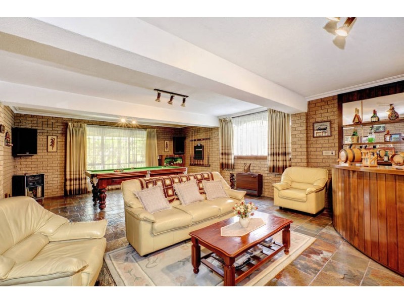 118 Riviera Road, Avondale Heights VIC 3034