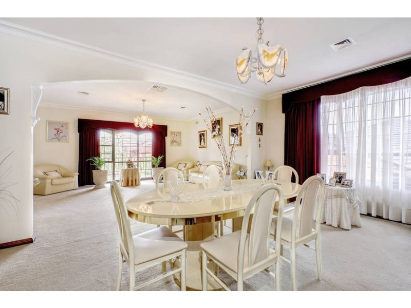 118 Riviera Road, Avondale Heights VIC 3034