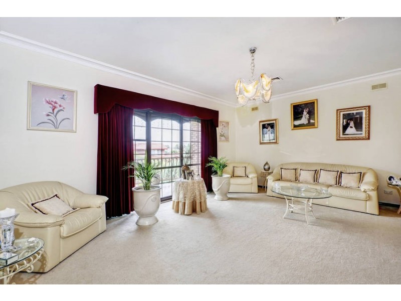 118 Riviera Road, Avondale Heights VIC 3034