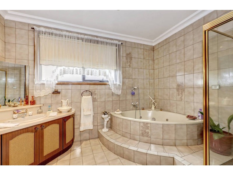 118 Riviera Road, Avondale Heights VIC 3034