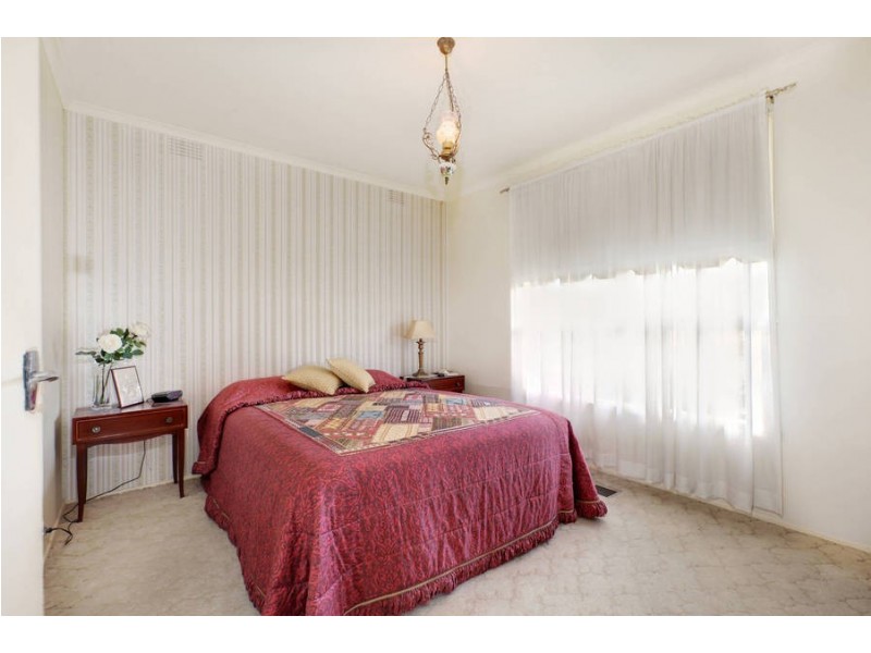 16 Cornwall Street, Avondale Heights VIC 3034