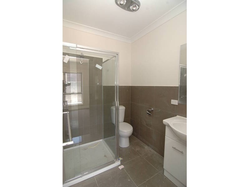 2C Riverside Ave, Avondale Heights VIC 3034