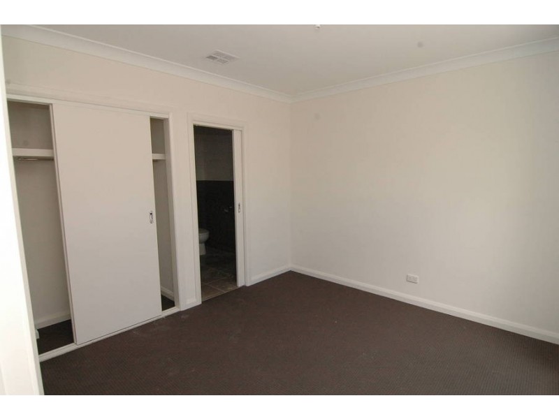 2C Riverside Ave, Avondale Heights VIC 3034