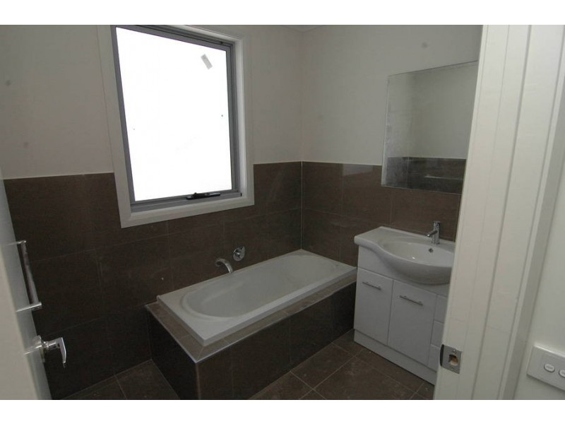 2d Riverside Ave, Avondale Heights VIC 3034