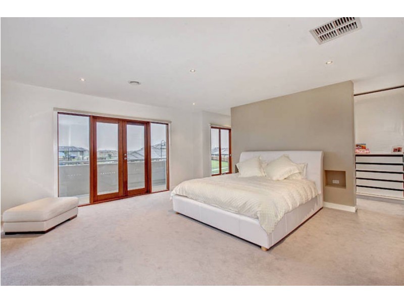 15 Mitta Av, Waterways VIC 3195