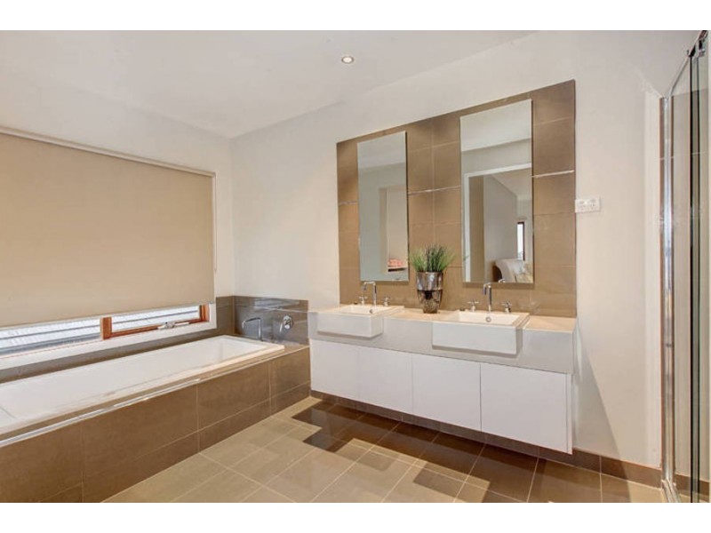 15 Mitta Av, Waterways VIC 3195