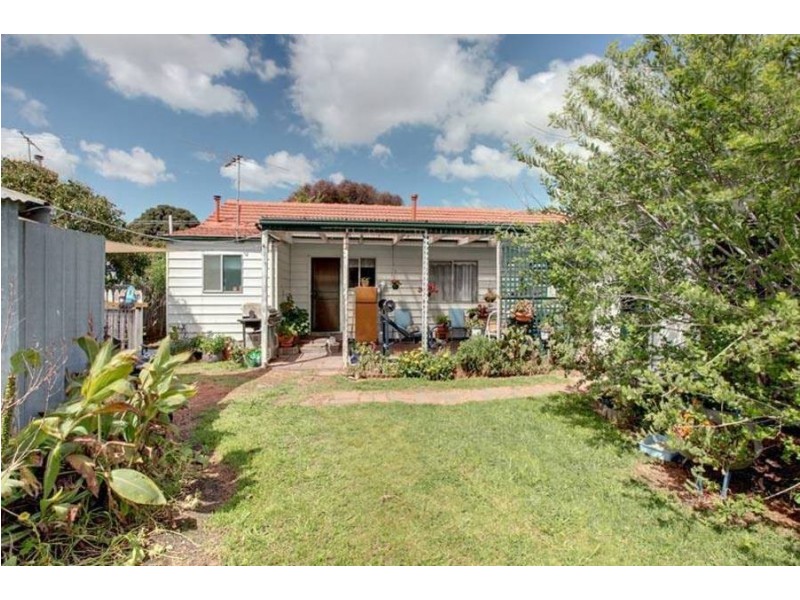 18 Mountain View Ave, Avondale Heights VIC 3034