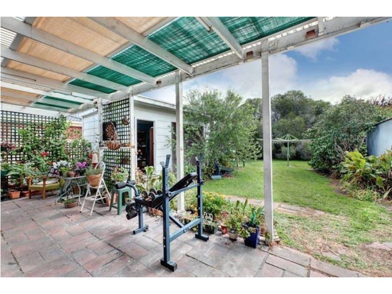 18 Mountain View Ave, Avondale Heights VIC 3034