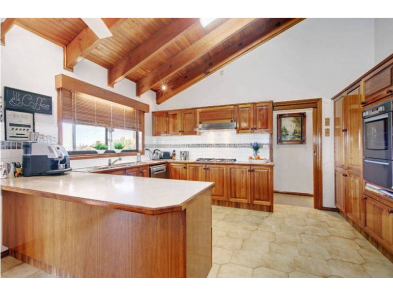 4 Landau Place, Avondale Heights VIC 3034