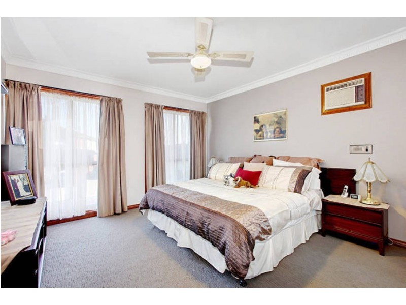 4 Landau Place, Avondale Heights VIC 3034