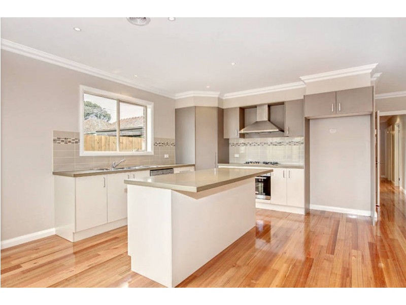 8 Woorigoleen Drive, Keilor East VIC 3033