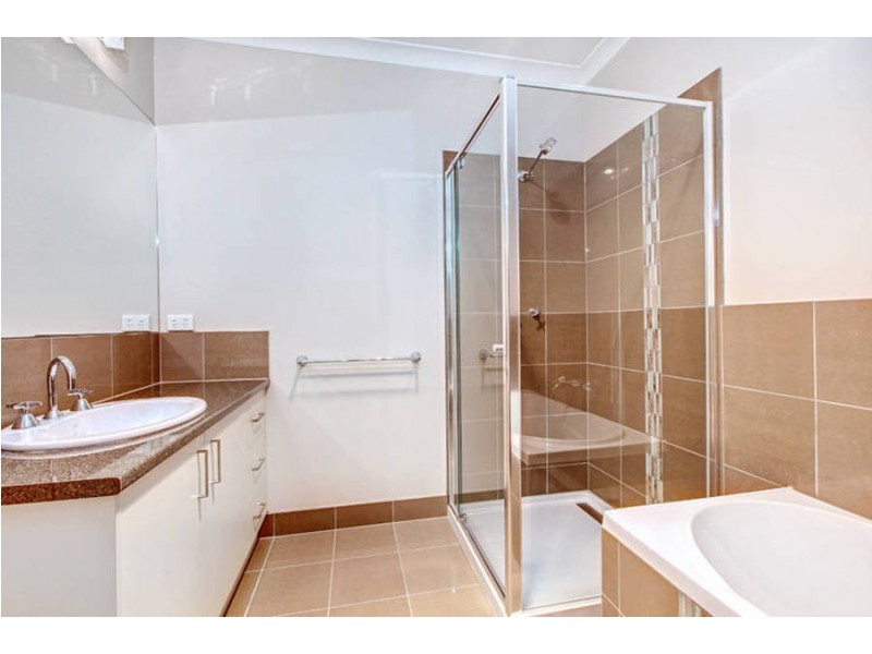 8 Woorigoleen Drive, Keilor East VIC 3033