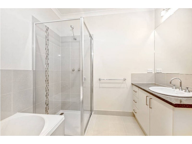 8a Woorigoleen Drive, Keilor East VIC 3033