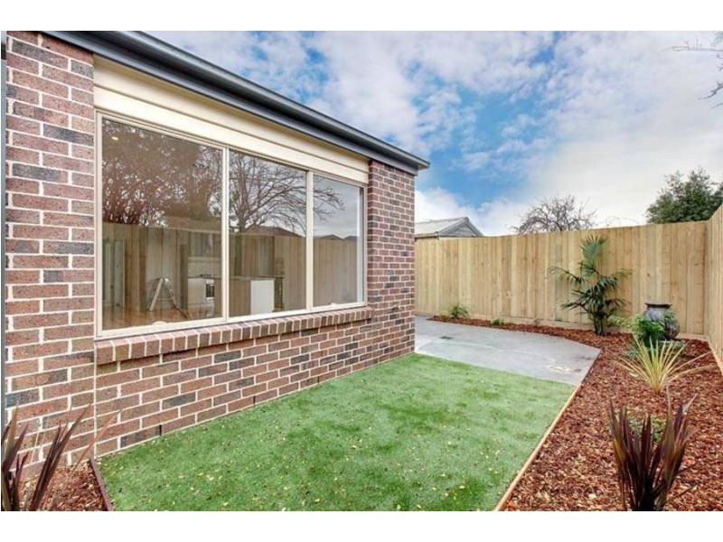 8a Woorigoleen Drive, Keilor East VIC 3033