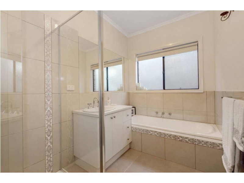 43 Laurence Ave, Airport West VIC 3042