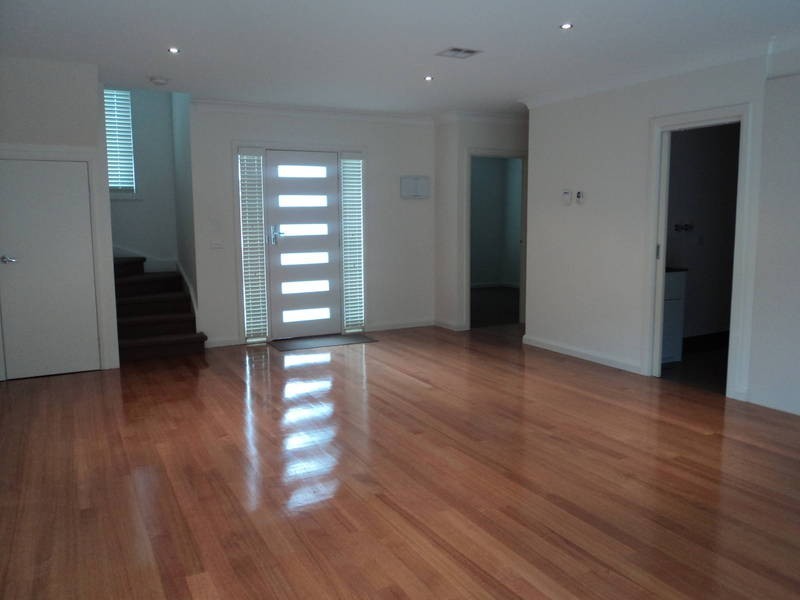 2 Riverside Ave, Avondale Heights VIC 3034