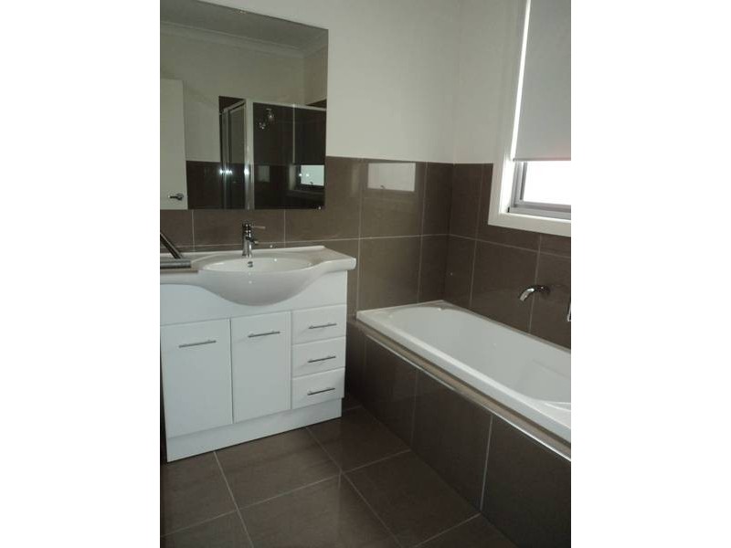 2 Riverside Ave, Avondale Heights VIC 3034