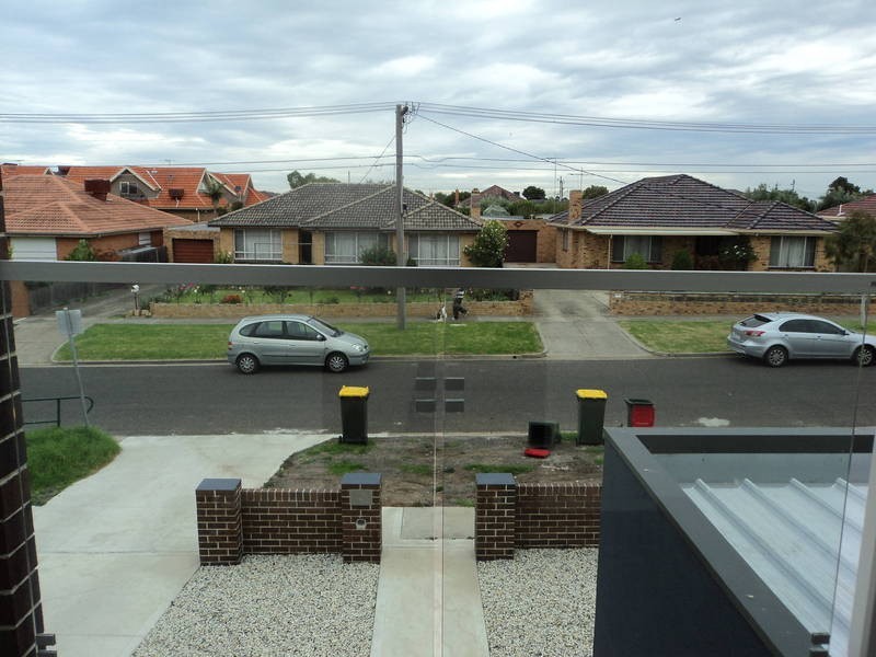 2 Riverside Ave, Avondale Heights VIC 3034