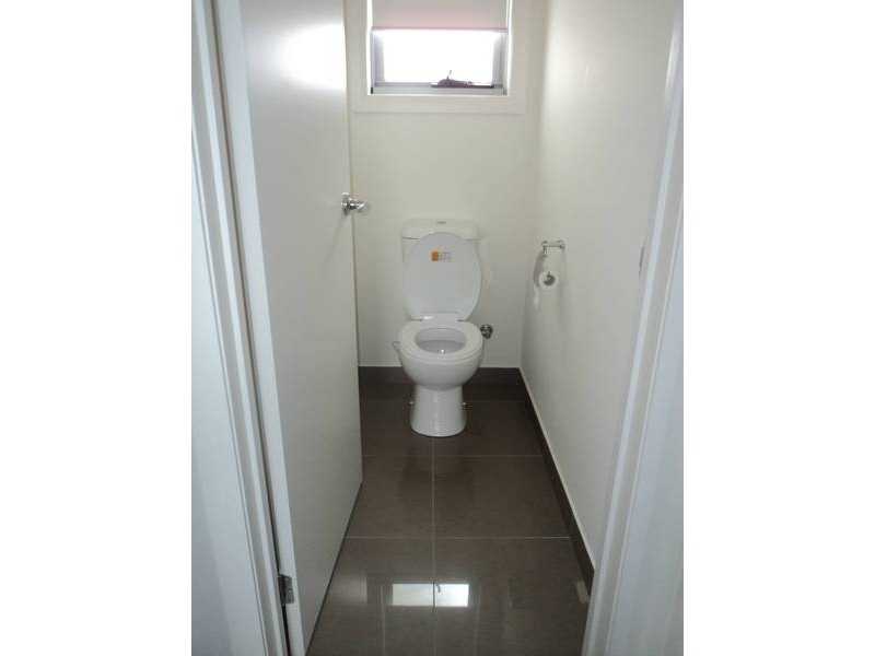 2 Riverside Ave, Avondale Heights VIC 3034