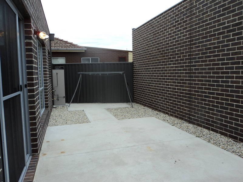 2 Riverside Ave, Avondale Heights VIC 3034