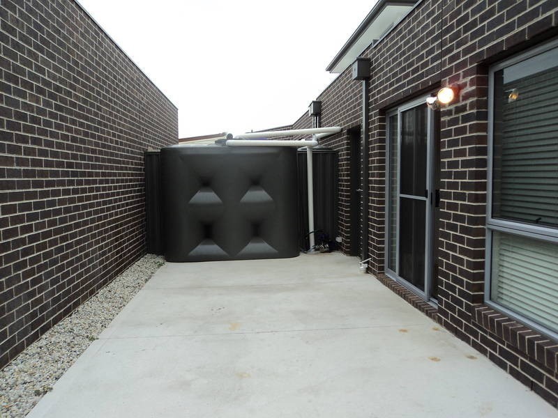 2 Riverside Ave, Avondale Heights VIC 3034