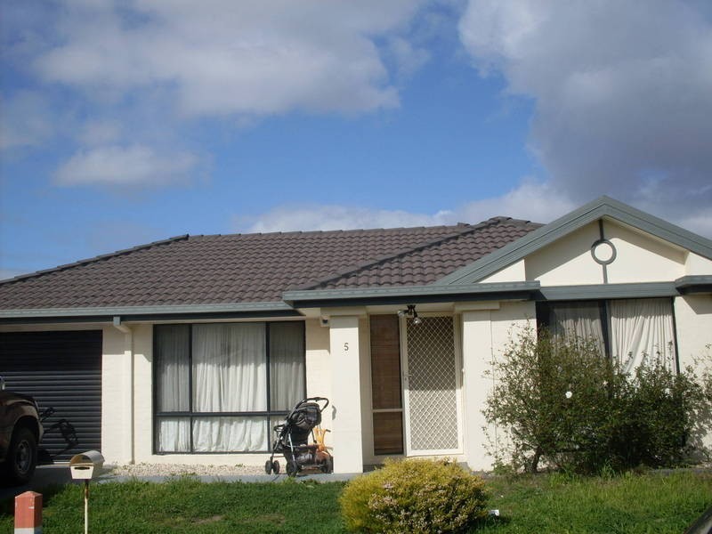 5 Caddick Gardens, Caroline Springs VIC 3023