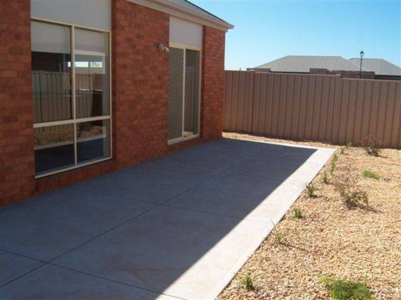43 Lancefield Drive, Caroline Springs VIC 3023