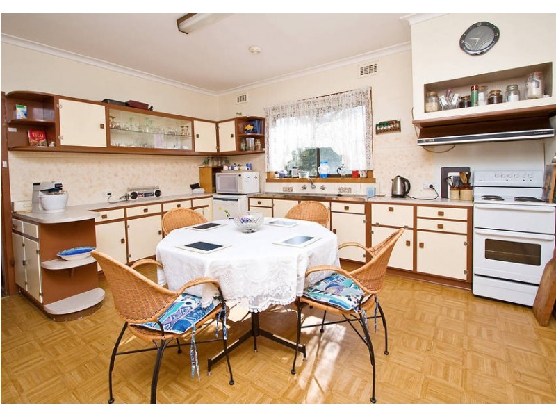 2 Riverside Avenue, Avondale Heights VIC 3034