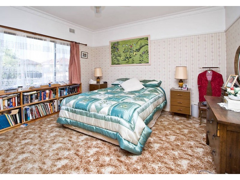 2 Riverside Avenue, Avondale Heights VIC 3034