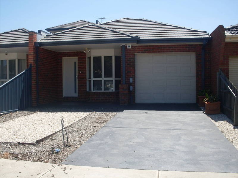 18 Riverside Av, Avondale Heights VIC 3034