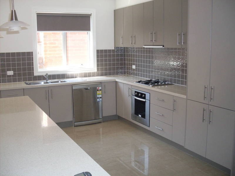 18 Riverside Av, Avondale Heights VIC 3034