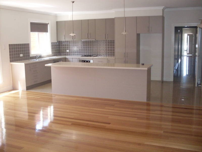 18 Riverside Av, Avondale Heights VIC 3034