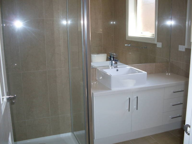 18 Riverside Av, Avondale Heights VIC 3034