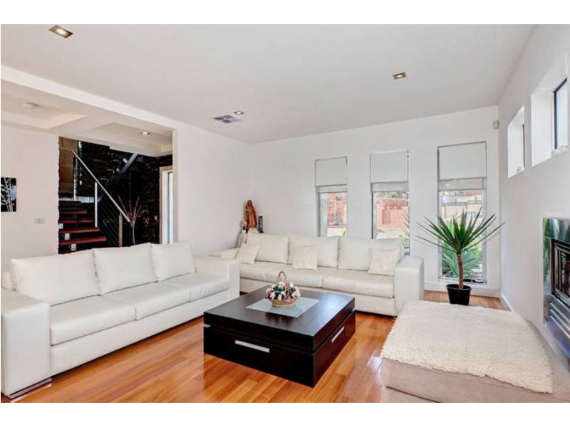 27 Riverbank Drive, Maribyrnong VIC 3032