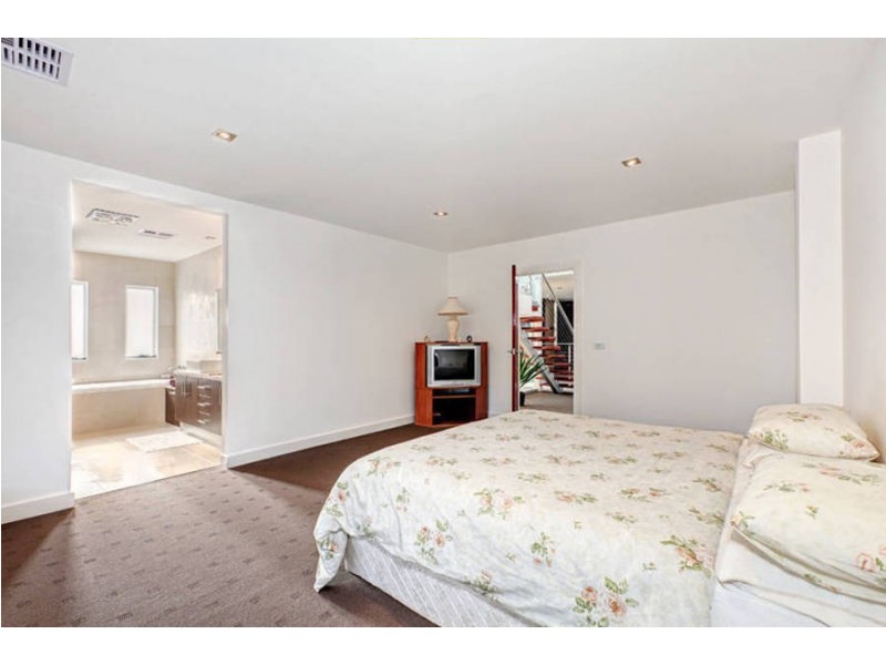 27 Riverbank Drive, Maribyrnong VIC 3032