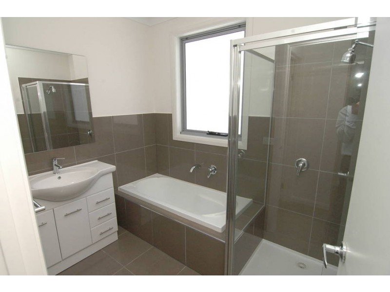 2A Riverside Ave, Avondale Heights VIC 3034