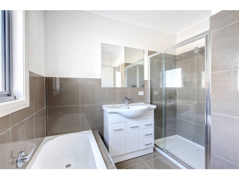 2B Riverside Ave, Avondale Heights VIC 3034