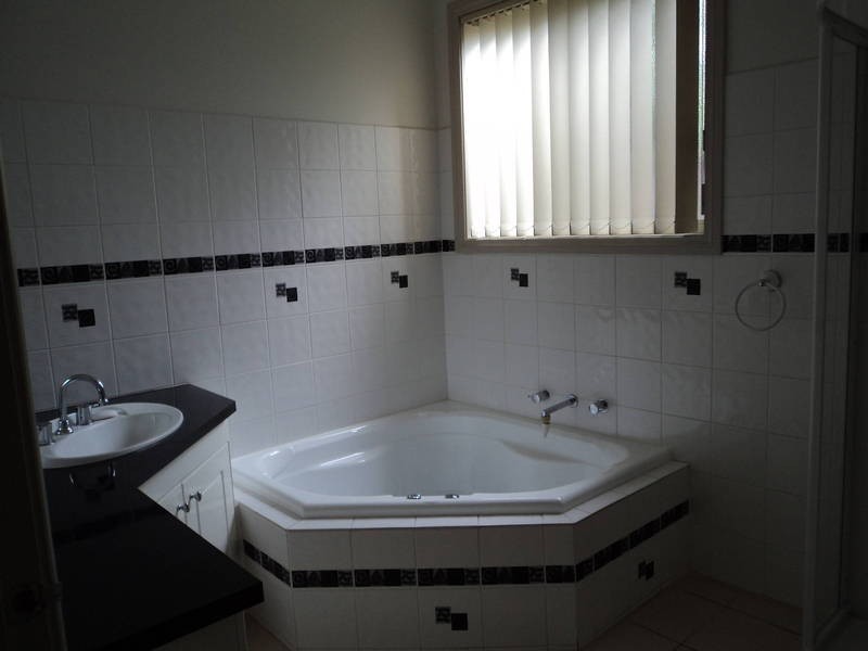 6 Crestwood Lane, Craigieburn VIC 3064