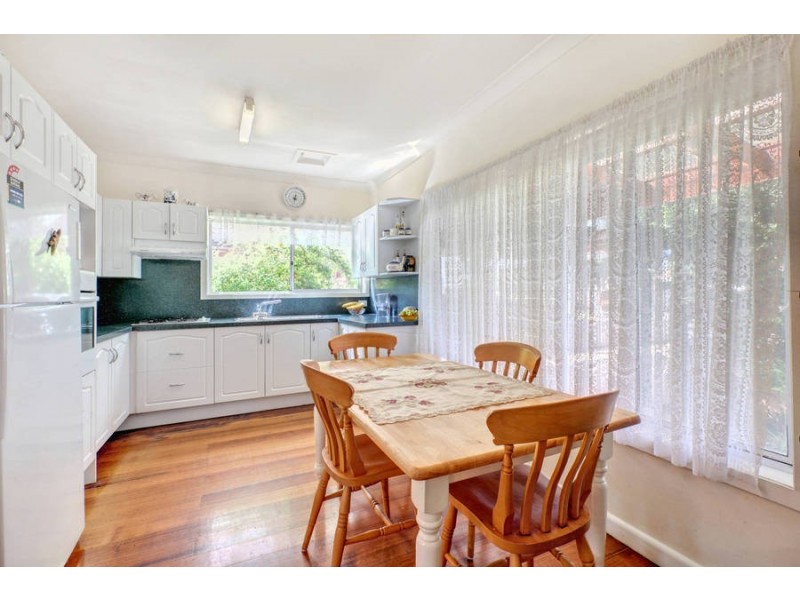 18 Mountain View Ave, Avondale Heights VIC 3034