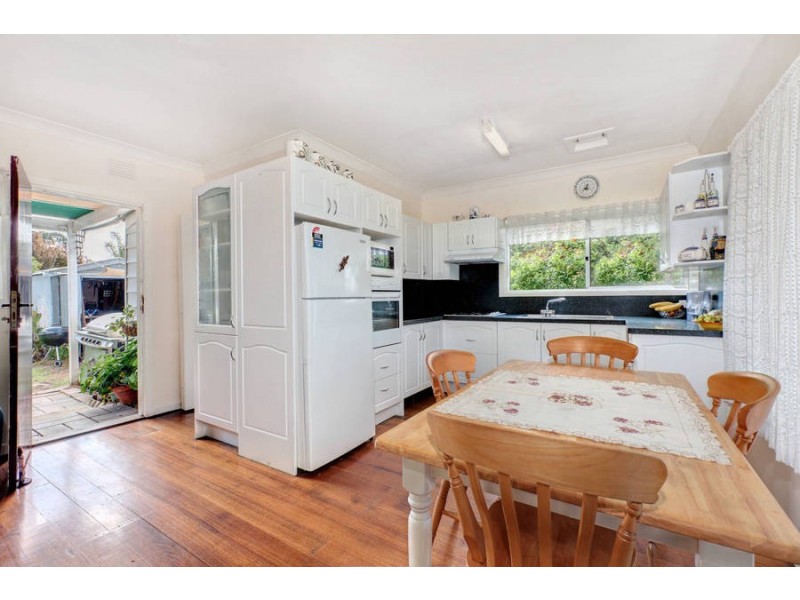 18 Mountain View Ave, Avondale Heights VIC 3034